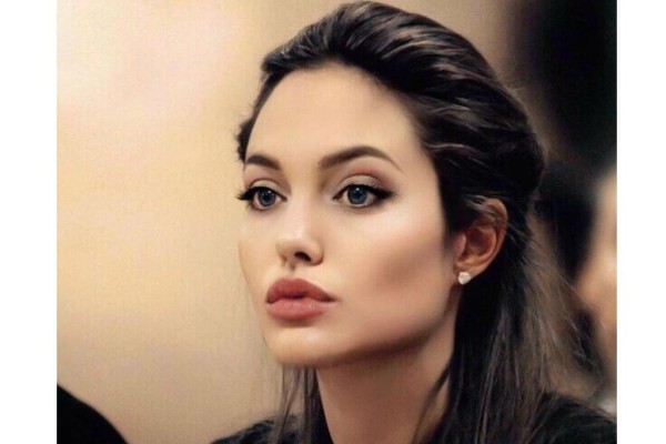 Chân mày dấu mũ là dáng chân mày có phần đỉnh nhô cao hơn so với phần đầu và đuôi