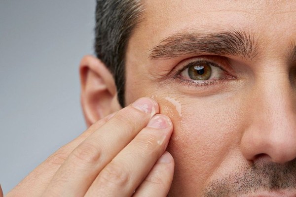 Chân mày xoáy áp sát đuôi mắt là những người khó kiềm chế được cảm xúc