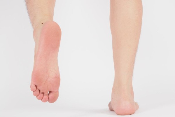 Nốt ruồi mép gót chân thường là những người có tuổi thơ cơ cực, bươn chải