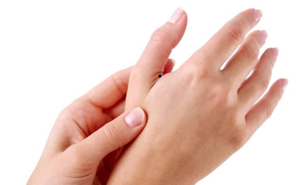 Nốt ruồi ở kẽ ngón tay cái và ngón trỏ Nốt ruồi ở kẽ ngón tay cái và ngón trỏ