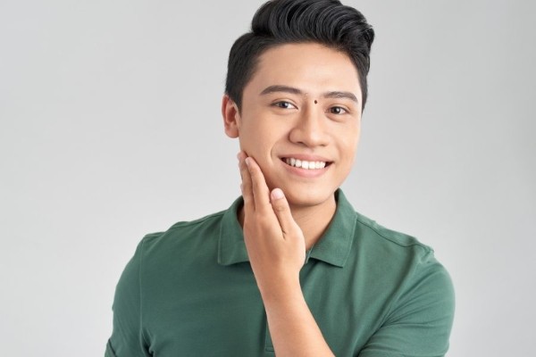 Nốt ruồi ở sơn căn đàn ông cho thấy họ là người sống có nguyên tắc nhưng không mấy thuận lợi trong sự nghiệp