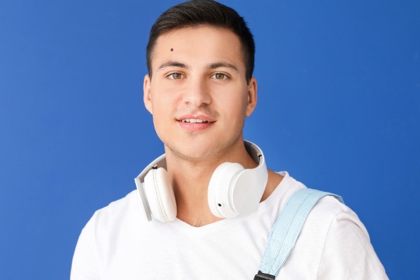 Người có nốt ruồi trên trán bên phải thường có tính bao dung và luôn sẵn lòng giúp đỡ người khác