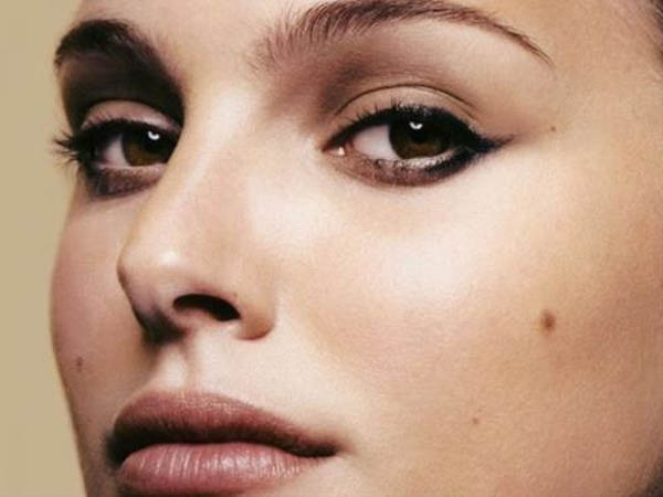 Nốt ruồi ở gò má phải