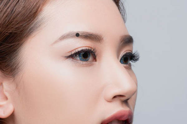 Nốt ruồi trên chân mày