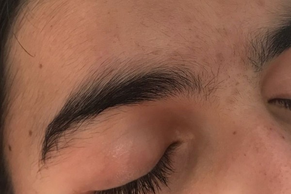 Dáng lông mày phụ nữ xấu có đặc điểm sợi mọc lung tung, không theo khuôn hình cụ thể