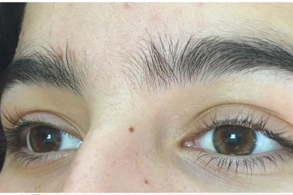 Phụ nữ có lông mày dựng ngược thường bị vây quanh bởi nhiều mối quan hệ độc hại