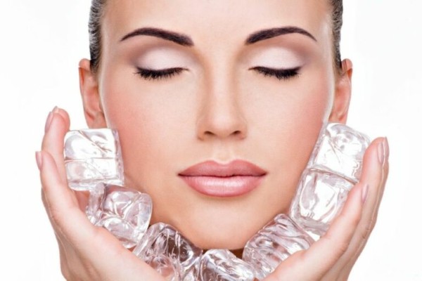 Chườm lạnh là một trong các cách chăm sóc vết thâm sau khi đốt tàn nhang hiệu quả