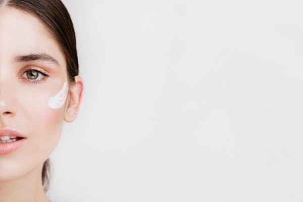 Cách chăm sóc vết thâm sau khi đốt tàn nhang là sử dụng kem bôi ngoài da giúp bảo vệ da