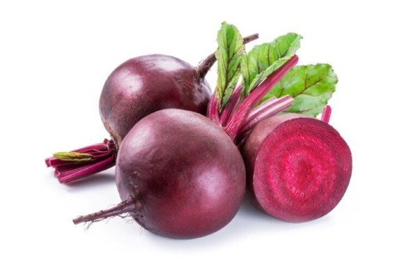 Củ dền đỏ không chứa thành phần làm hại da môi nên bạn yên tâm khi thực hiện cách làm môi hết thâm sau 1 đêm