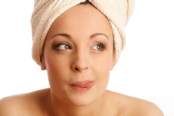 Gặm cắn, liếm môi dẫn dắt vi khuẩn, hình thành thâm môi Gặm cắn, liếm môi dẫn dắt vi khuẩn, hình thành thâm môi