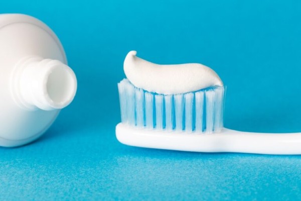 Cách làm môi hồng tự nhiên sau 1 đêm bằng kem đánh răng Cách làm môi hồng tự nhiên sau 1 đêm bằng kem đánh răng