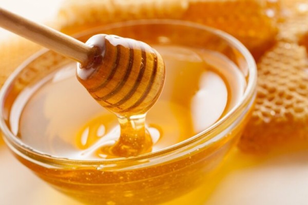 Giải quyết môi thâm nhanh gọn chỉ sau 1 đêm với mật ong Giải quyết môi thâm nhanh gọn chỉ sau 1 đêm với mật ong