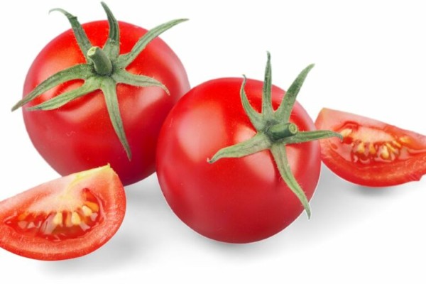 Cà chua là nguyên liệu quen thuộc trong danh sách các cách triệt lông chân tự nhiên hiệu quả