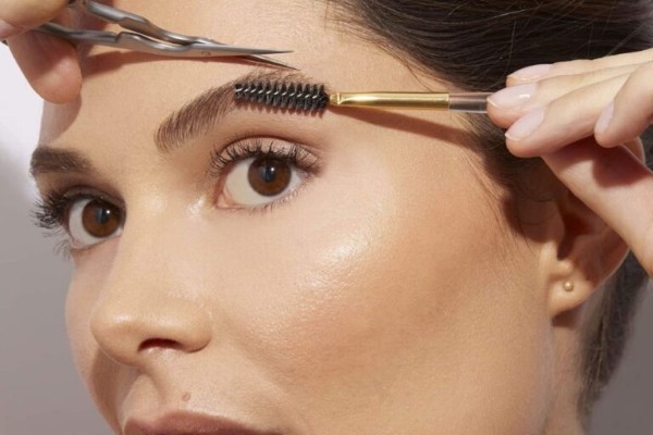 Cách tỉa lông mày ngang gọn gàng