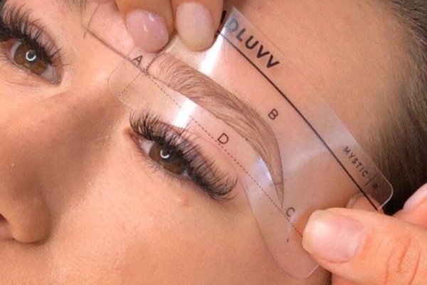 Dùng chì kẻ mày để tô đường viền theo khuôn có sẵn Dùng chì kẻ mày để tô đường viền theo khuôn có sẵn