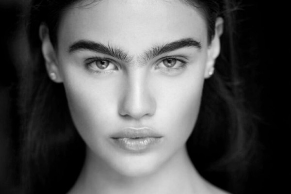 Lông mày giao nhau là một trong những chân mày phong thủy không tốt