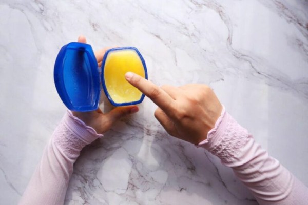 Hướng dẫn bôi vaseline đúng cách sau khi phun xăm chân mày Hướng dẫn bôi vaseline đúng cách sau khi phun xăm chân mày