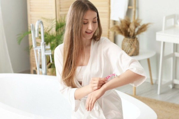 Áp dụng các phương pháp tẩy lông đơn giản tại nhà để xử lý tình trạng lông tay mọc nhiều