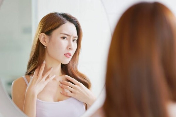 Da chân bị khô như da rắn thường xuất hiện do yếu tố gen di truyền