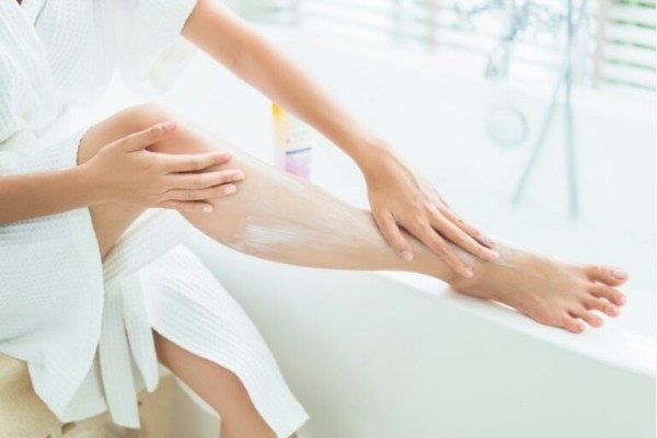 Thoa kem dưỡng thường xuyên giúp da chân giữ được độ mềm mại, tránh bong tróc như da rắn