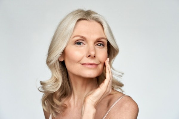 Tình trạng lão hóa có thể khiến da mỏng nổi gân xanh