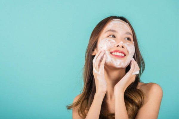 Sử dụng sữa rửa mặt dịu nhẹ, có độ pH phù hợp để làm sạch da an toàn, hiệu quả cho người nổi gân xanh