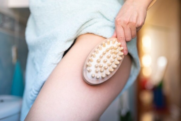 Việc vệ sinh làn da không kỹ lưỡng có thể dẫn đến tình trạng da da mông sần sùi thâm đen