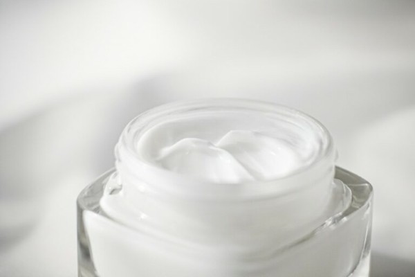 Dưỡng ẩm cho da mông thường xuyên để cải thiện tình trạng da mông sần sùi