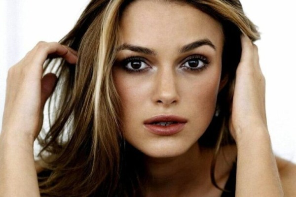 Tại sao lông mày bên cao bên thấp?