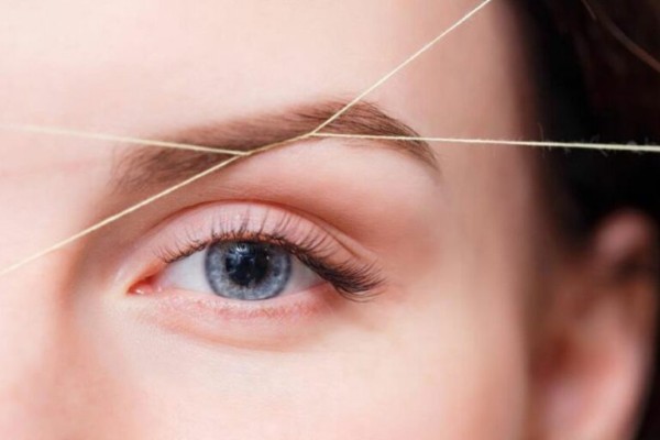Cách sửa lông mày lệch bằng nhíp hoặc dao cạo