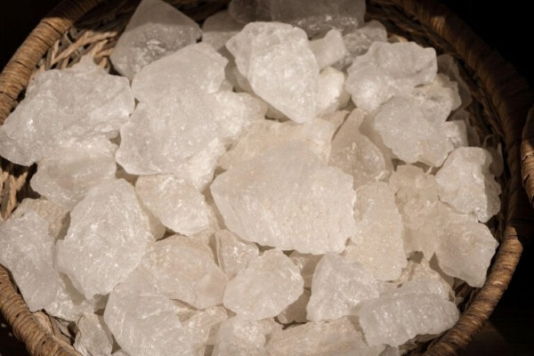 Phèn chua có khả năng làm sạch vùng da bị nấm, giảm thiểu các triệu chứng ngứa và khó chịu