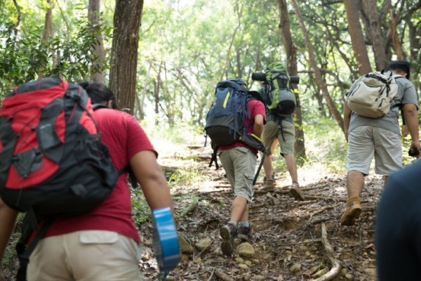 Hoạt động, làm việc ngoài trời, đổ mồ hôi thường xuyên có thể làm xuất hiện lang ben trắng