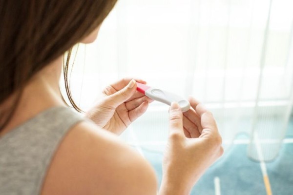 Để nhận biết việc mang thai chính xác, hãy dùng que thử và đi thăm khám với bác sĩ