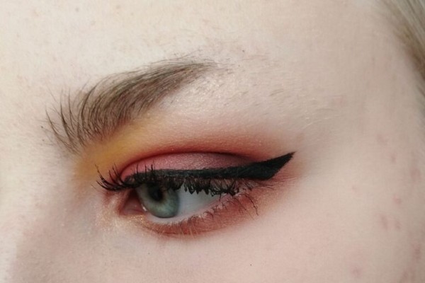 Lông mày ngắn không có đuôi, ấn đường hẹp thường gặp khó khăn trong chuyện tài chính