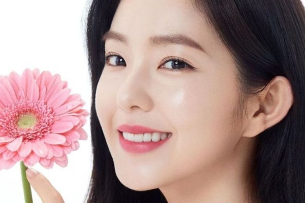 Chị em sở hữu mày trăng non khá khéo léo và tinh tế trong các mối quan hệ xã hội