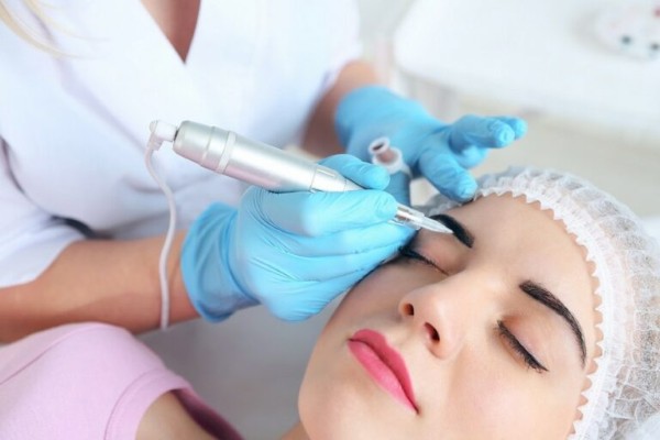 Một số công nghệ phun xăm lỗi thời không thể đáp ứng được nhu cầu thẩm mỹ hiện đại khiến lông mày trổ đỏ