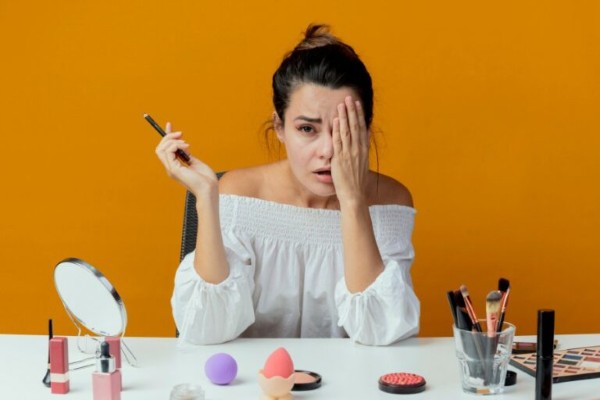 Quá trình chăm sóc da sau phun xăm sai cách cũng có thể khiến chân mày trổ xanh trổ đỏ