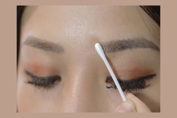 Ngày nay cách xử lý lông mày bị trổ đỏ bằng dung dịch đã trở nên phổ biến tại một số cơ sở thẩm mỹ