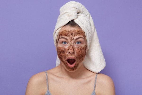 Bạn nên rửa mặt lại bằng nước mát sau khi đắp mặt nạ ngũ hoa