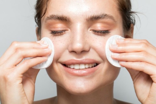 Trước khi đắp mặt nạ bạn cần vệ sinh kỹ lưỡng để loại bỏ bụi bẩn bã nhờn