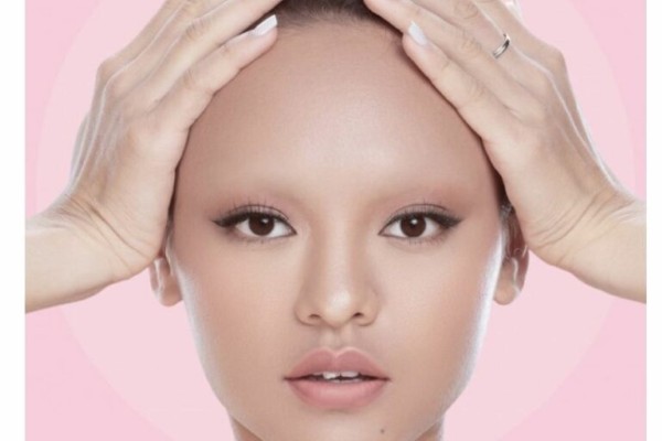 Người không có lông mày nguyên nhân có thể là do bẩm sinh