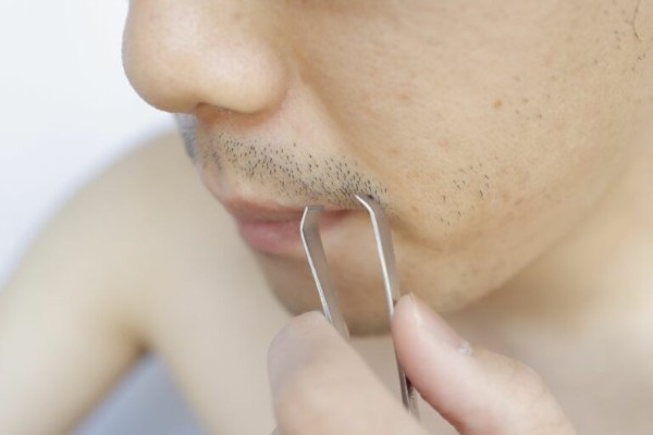 Nhổ râu có sao không? Việc nhổ râu tại nhà có thể khiến vùng da cằm bị thâm sạm do tia UV dễ thâm nhập Nhổ râu có sao không? Việc nhổ râu tại nhà có thể khiến vùng da cằm bị thâm sạm do tia UV dễ thâm nhập