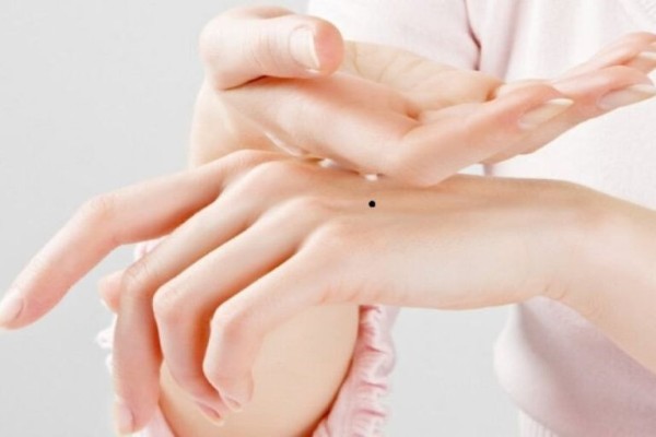 Tùy vị trí ở mu bàn tay mà nốt ruồi sẽ mang đến điềm lành hay dữ