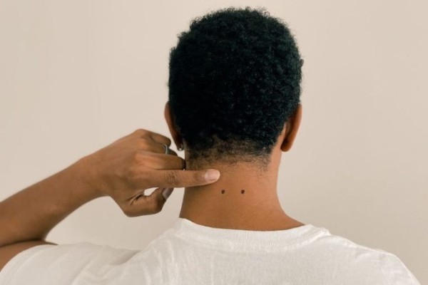 Nốt ruồi song song sau gáy là người có tính cách mạnh mẽ cùng khả năng đưa ra quyết định sáng suốt Nốt ruồi song song sau gáy là người có tính cách mạnh mẽ cùng khả năng đưa ra quyết định sáng suốt