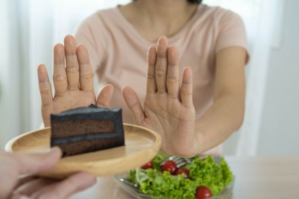 Hạn chế thức ăn vặt, nhiều dầu mỡ hoặc nhiều đường để ngăn ngừa nguy cơ lão hóa