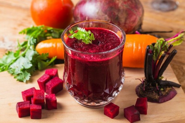 Phụ nữ 30 tuổi nên uống gì để đẹp da? Nước ép củ dền có hàm lượng dưỡng chất quý giá giúp da sáng và hồng hào
