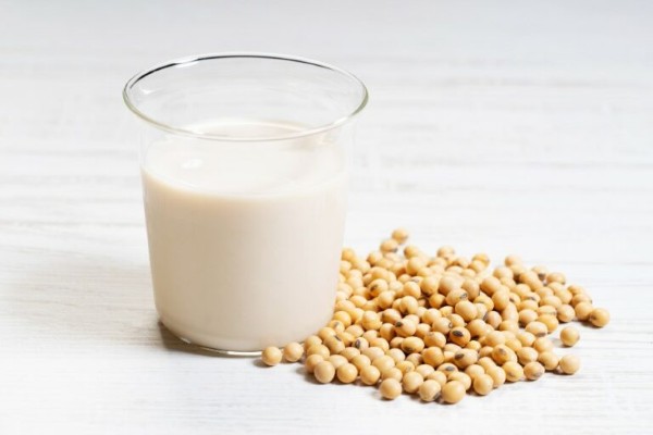 Sữa đậu nành cũng là một trong những thức uống không thể thiếu giúp chị em lưu giữ nhan sắc rạng rỡ