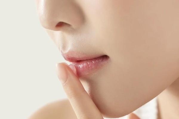 Tuân thủ hướng dẫn chăm sóc sau phun xăm để môi nhanh lên màu, không lo phun môi có đau không