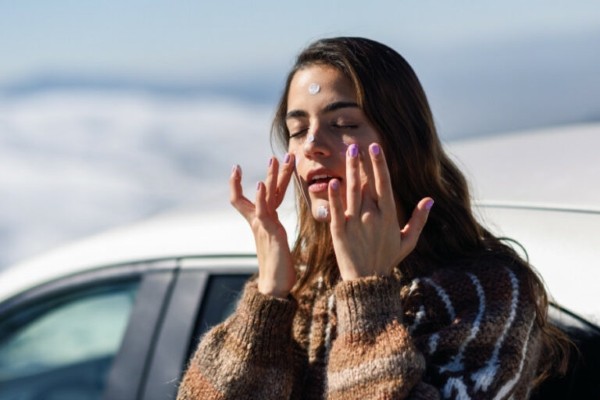 Thoa kem chống nắng sau khi rửa mặt bằng baking soda để bảo vệ làn da hiệu quả hơn