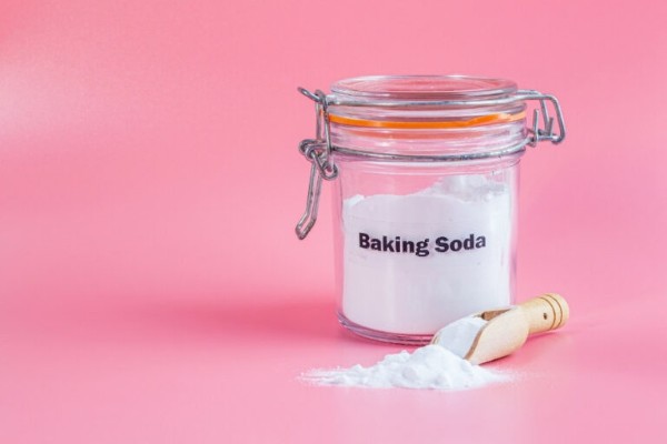 Baking soda là một hợp chất muối dạng tinh thể màu trắng được sử dụng phổ biến trong nhiều lĩnh vực